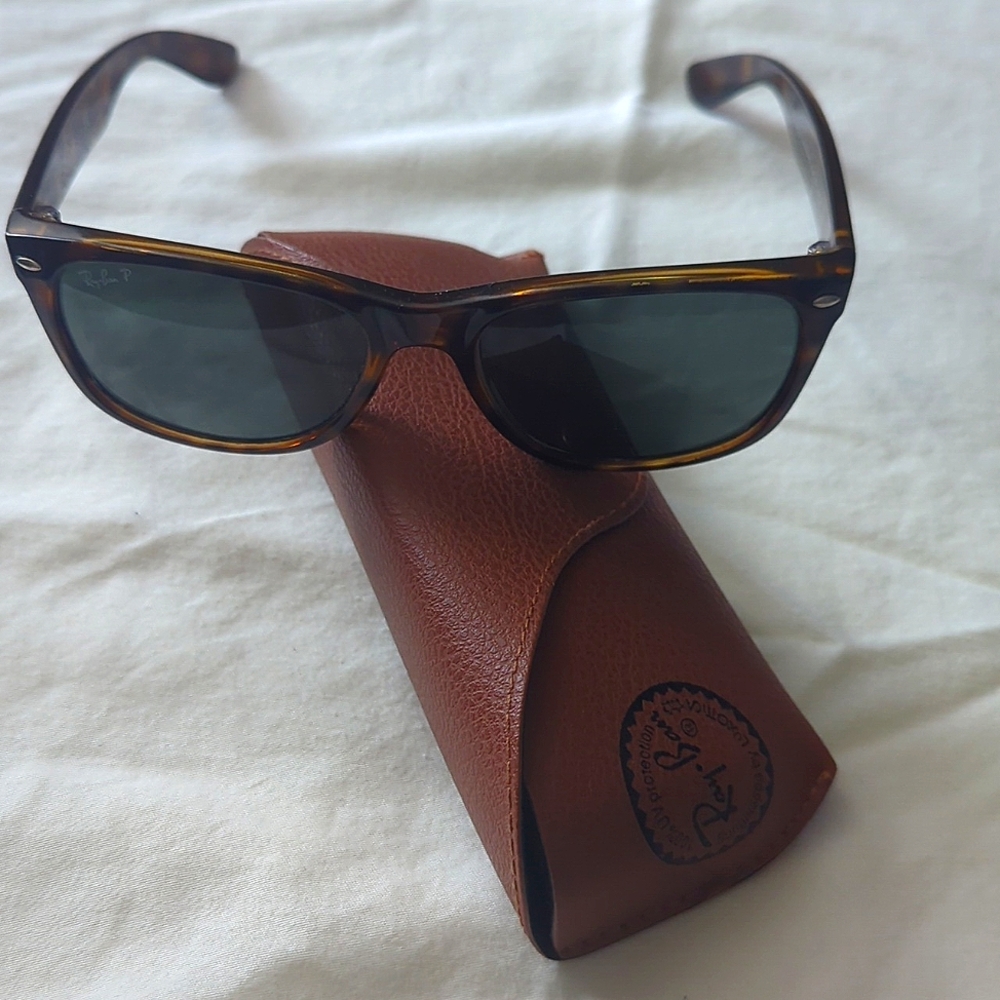 Ray-Ban New Wayfarer RB2132 with case